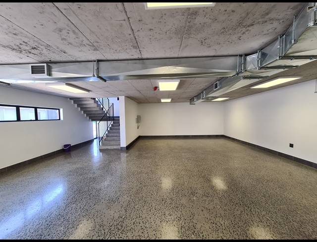 1,756M² WAREHOUSE TO LET IN RIVERSANDS